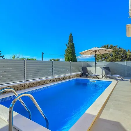 Izabela With Private Pool And Beautiful View 빌라 Dračevica